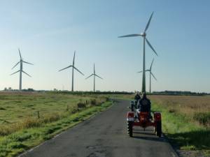 Utgaster Land, Aufnahme eines Radfahrers vor Windmühlen